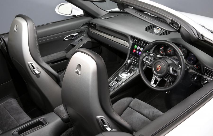 Интерьер Porsche 911 Carrera GTS Cabriolet 2017 года  (AU) (фото 7 из 11)